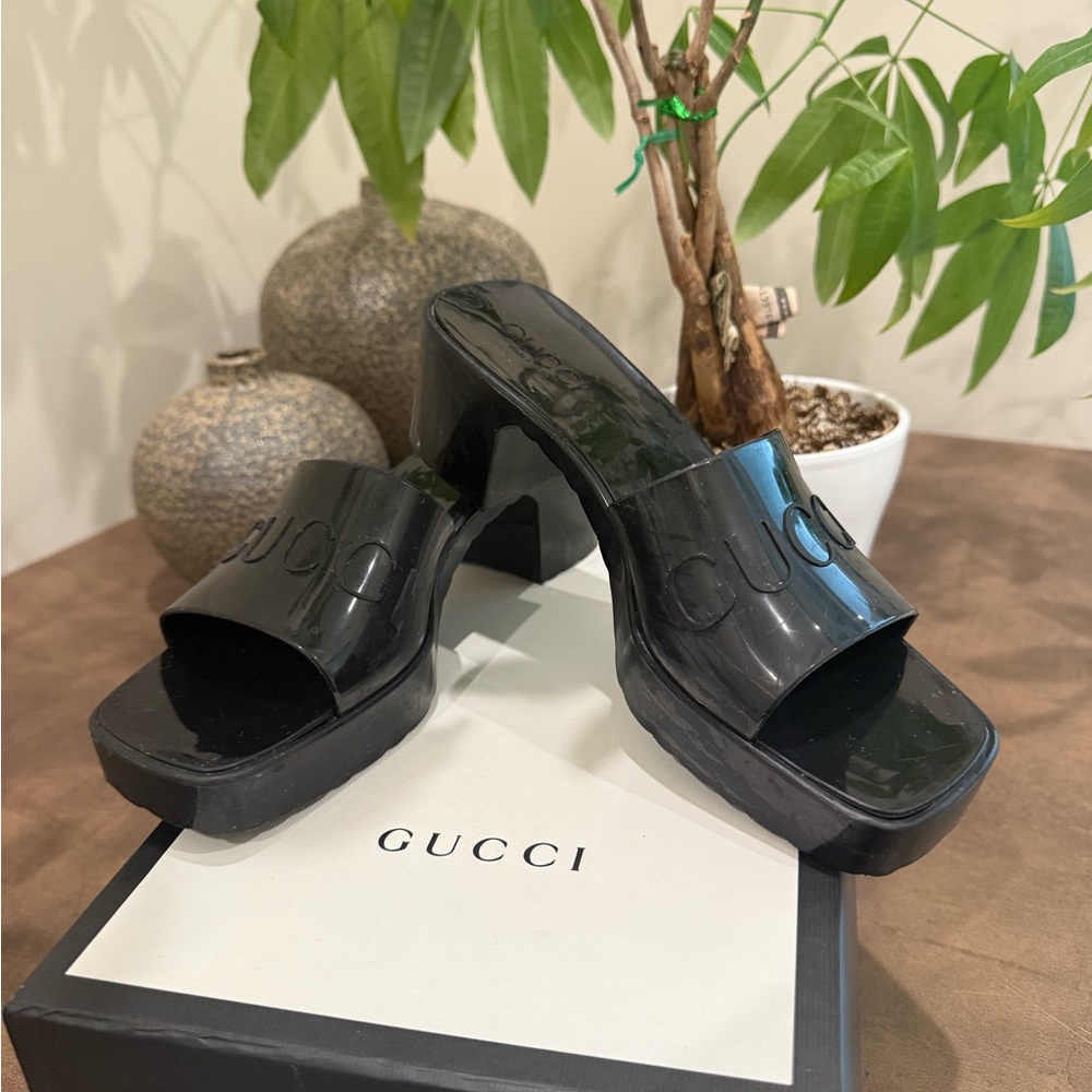 Gucci Black Mules with Textured Strap